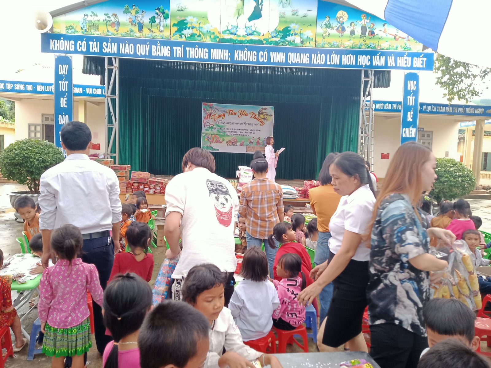 Anh, ện phát quà trung thu cho các em học sinhchị huyện Đoàn và đoàn tình nguy