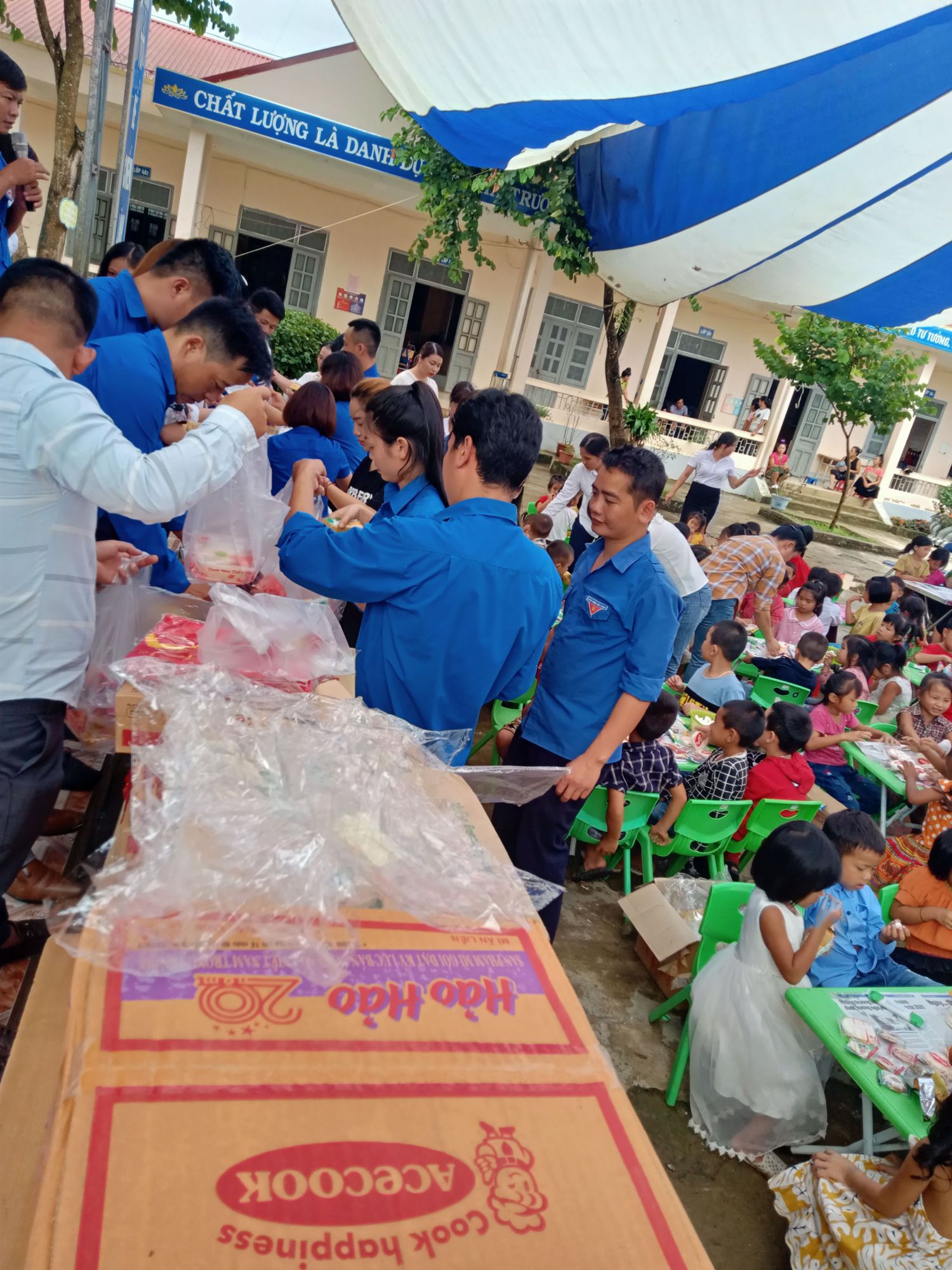 Đoàn tình nguyeenjchia quà cho các em học sinh trong tết trung thu